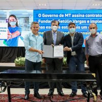 governador-e-secretario-alan-assinam-contrato-com-a-fgv
